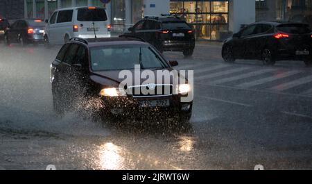 Starker Regen mit Sturm traf Prag, Tschechische Republik, 26. August 2022. (CTK Photo/Milos Ruml) Stockfoto