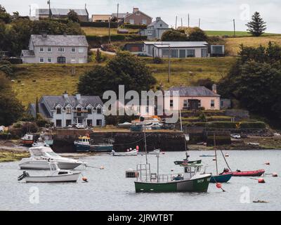 Clonakilty, Irland, 2. Juli 2022. Fischerboote sind in der Nähe des Ufers verankert. Ein kleines Fischerdorf in Westeuropa. Seascape, Boot auf Körper von Wat Stockfoto