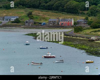 Clonakilty, Irland, 2. Juli 2022. Mehrere kleine Boote sind bei Ebbe in der Clonakilty Bay vor Anker gegangen. Seichtes Meerwasser. Küstenlandschaft. Stockfoto