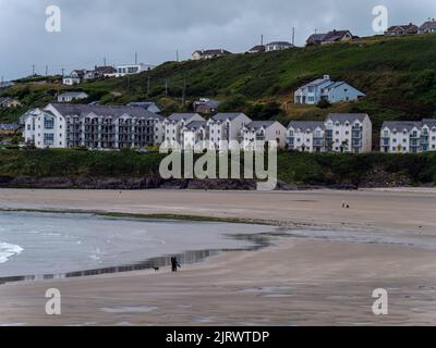 Clonakilty, Irland, 2. Juli 2022. Ein großes Hotel am Atlantik. Inchydoney Strand bei Ebbe. Landschaft. Weißes Betongebäude in der Nähe des Körpers Stockfoto