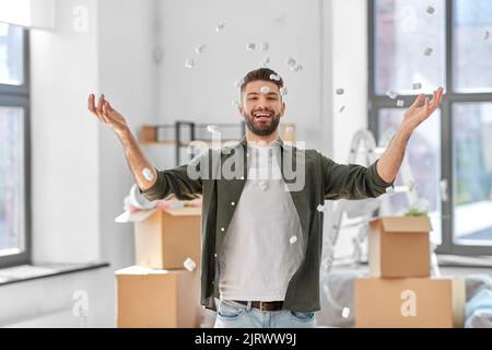 Glücklicher Mann mit Erdnussschaum zieht in ein neues Zuhause Stockfoto