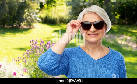 Lächelnd senior Woman in Black Sonnenbrille Stockfoto