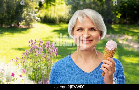 Portrait von lächelnden älteren Frau mit Eis Stockfoto