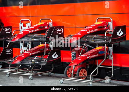 Spa, Belgien. 26. August 2022. Ersatzteile sind bei einem Training beim Grand Prix F1 von Belgien am Freitag, den 26. August 2022 in Spa-Francorchamps zu sehen. Der Formel-1-Grand-Prix von Spa-Francorchamps findet an diesem Wochenende vom 26.. Bis 28.. August statt. BELGA FOTO JONAS ROOSENS Kredit: Belga Nachrichtenagentur/Alamy Live News Stockfoto