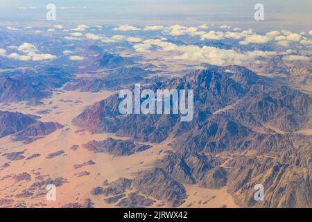 Blick auf die Berge des Sinai und die Wüste in Ägypten. Blick aus einem Flugzeug Stockfoto