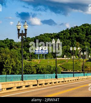 Die historische Gay Street Bridge in Knoxville, Tennessee, ist mit Lampen gesäumt Stockfoto