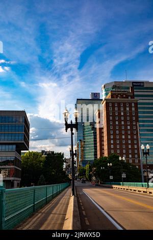 Eine vertikale Aufnahme von Stadtgebäuden von der Gay Street Bridge aus Stockfoto