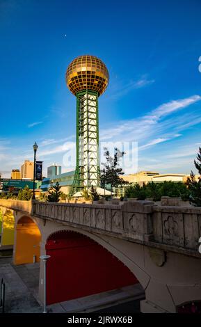 Eine vertikale Aufnahme des legendären Sunsphere Fachwerks im Worlds Fair Park in Knoxville, Tennessee Stockfoto