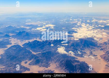 Blick auf die Berge des Sinai und die Wüste in Ägypten. Blick aus einem Flugzeug Stockfoto