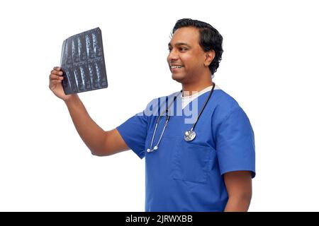 Glücklicher indischer Arzt oder Krankenschwester mit Röntgenaufnahme Stockfoto