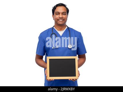 Glücklicher indischer Arzt oder Krankenschwester mit Kreidetafel Stockfoto