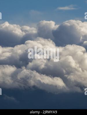 Weiße, cremige Wolken Stockfoto