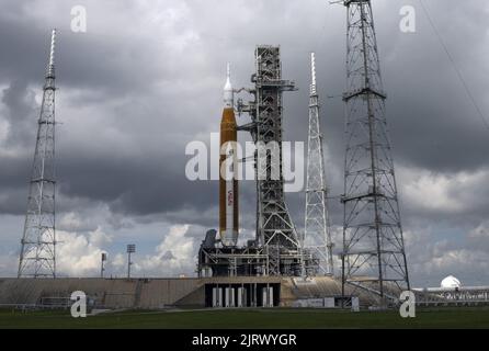 Kennedy Space Center, USA. 26. August 2022. Artemis 1 sitzt am Freitag, den 26. August 2022, auf dem Startplatz im Kennedy Space Center, Florida. Die SLS-Rakete der NASA mit der Orion-Kapsel soll am Montag, den 29.. August, starten. Artemis 1 wird den Mond umkreisen, als erster Schritt für die USA, Astronauten nach 50 Jahren wieder zum Mond zu schicken. Foto von Pat Benic/UPI Credit: UPI/Alamy Live News Stockfoto