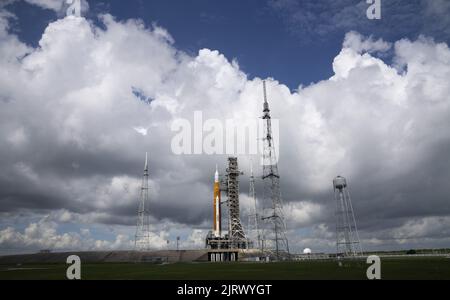 Kennedy Space Center, USA. 26. August 2022. Artemis 1 sitzt am Freitag, den 26. August 2022, auf dem Startplatz im Kennedy Space Center, Florida. Die SLS-Rakete der NASA mit der Orion-Kapsel soll am Montag, den 29.. August, starten. Artemis 1 wird den Mond umkreisen, als erster Schritt für die USA, Astronauten nach 50 Jahren wieder zum Mond zu schicken. Foto von Pat Benic/UPI Credit: UPI/Alamy Live News Stockfoto