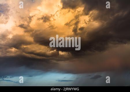 Dramatische schwere Wolken goldene Stunde Stock Foto Stockfoto