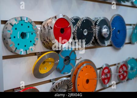 Diamant-Schnitzscheiben fots Stein Kreissäge Maschine auf dem Zähler auf dem Markt Stockfoto