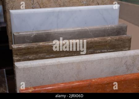Bunte Kunststeinplatten auf der Theke zum Verkauf im Baumarkt Stockfoto