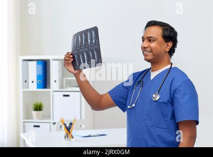 Glücklicher indischer Arzt oder Krankenschwester mit Röntgenaufnahme Stockfoto