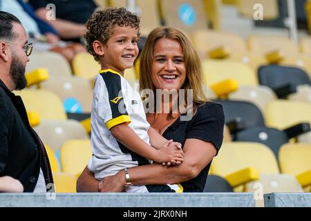 Kerkrade, Niederlande. 26. August 2022. KERKRADE, NIEDERLANDE - 26. AUGUST: Fans von Roda JC während des niederländischen Keukenkampioendivisie-Spiels zwischen Roda JC und NAC Breda am 26. August 2022 im Parkstad Limburg Stadion in Kerkrade, Niederlande (Foto von Geert van Erven/Orange Picics) Credit: Orange Pics BV/Alamy Live News Stockfoto