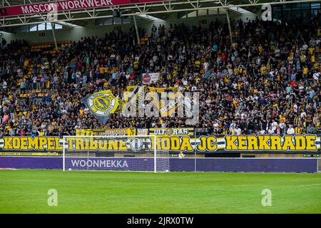 Kerkrade, Niederlande. 26. August 2022. KERKRADE, NIEDERLANDE - 26. AUGUST: Fans von Roda JC während des niederländischen Keukenkampioendivisie-Spiels zwischen Roda JC und NAC Breda am 26. August 2022 im Parkstad Limburg Stadion in Kerkrade, Niederlande (Foto von Geert van Erven/Orange Picics) Credit: Orange Pics BV/Alamy Live News Stockfoto