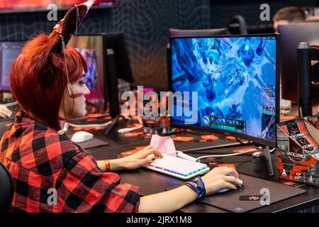 Köln, Deutschland. 24. Aug. 2022. Gamescom 2022: Cosplayer spielt Online-Multiplayer-Battle-Arena-Spiel League of Legends. Die gamescom ist die weltweit größte Messe für Computer- und Videospiele in Köln. Kredit: Christian Lademann / LademannMedia Stockfoto