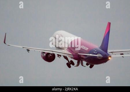 Low Cost Airline Wizz Air Aircraft Airbus A320-232 in Danzig, Polen © Wojciech Strozyk / Alamy Stock Photo *** Local Caption *** Stockfoto