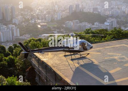 Hubschrauber mit Eichhörnchen-Modell wartet auf die Erlaubnis, auf Morro da Urca in Rio de Janeiro, Brasilien zu fliegen. Stockfoto