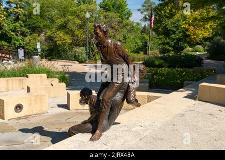 Lockport, Illinois - Vereinigte Staaten - 23.. August 2022: Lincoln in drei Posen Bronzestatue, vom Bildhauer David Ostro, an der Lincoln Landing. Stockfoto