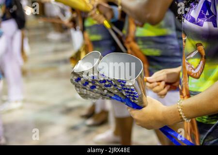 Komponenten der Schule von Samba portela spielt das Instrument agogô, während der technischen Probe des Karnevals in Rio de Janeiro. Stockfoto