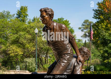 Lockport, Illinois - Vereinigte Staaten - 23.. August 2022: Lincoln in drei Posen Bronzestatue, vom Bildhauer David Ostro, an der Lincoln Landing. Stockfoto