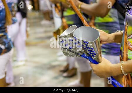 Komponenten der Schule von Samba portela spielt das Instrument agogô, während der technischen Probe des Karnevals in Rio de Janeiro. Stockfoto