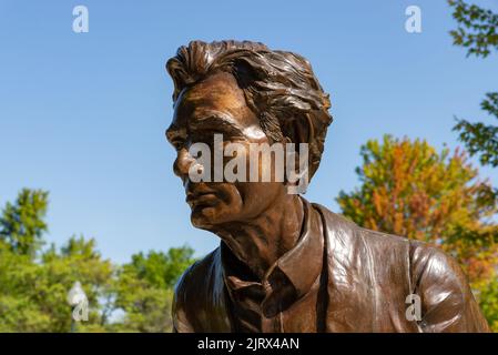 Lockport, Illinois - Vereinigte Staaten - 23.. August 2022: Lincoln in drei Posen Bronzestatue, vom Bildhauer David Ostro, an der Lincoln Landing. Stockfoto