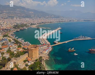 Toller Blick auf den Kizil Kule am Mittelmeer in Alanya, Türkei. Der Rote Turm ist eine beliebte Touristenattraktion in der Türkei. Stockfoto