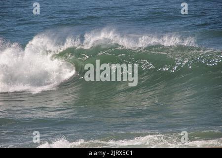 Welle bekannt als Shorebbreak auf Post Six am Coabababan Strand in Rio de Janeiro. Stockfoto