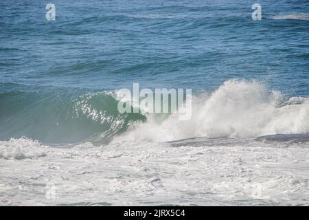 Welle bekannt als Shorebbreak auf Post Six am Coabababan Strand in Rio de Janeiro. Stockfoto