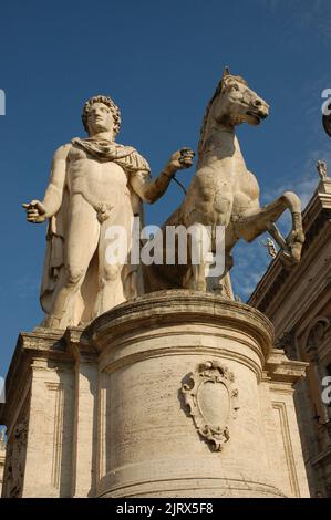 Eine vertikale Aufnahme der Statuen von Castor und Pollux auf der Piazza Campidoglio in Rom, Italien Stockfoto