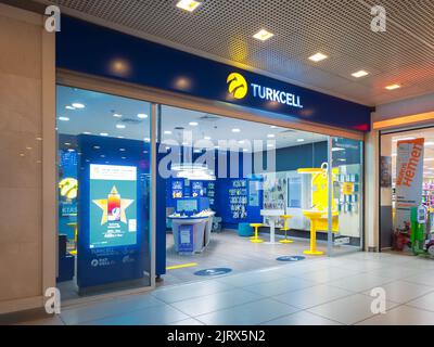 Istanbul, Türkei - Mär 20,2022: Nahaufnahme der Landschaft von Turkcell Store, Turkcell ist ein türkischer Mobilfunkanbieter und Internetdienstanbieter, IT Stockfoto