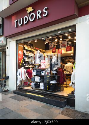 Taksim, Istanbul - 24. März 2022: Portrait Close-Up View of Tudors Storefront in Istiklal Street. Tudors ist eine in Istanbul ansässige Store Chain. Stockfoto