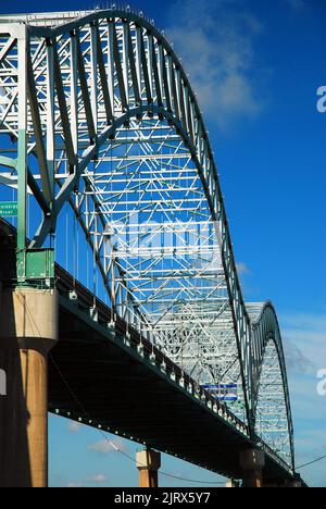 Die DeSoto Bridge überspannt den Mississippi River in Memphis, Tennessee und verbindet sich mit Arkansas Stockfoto