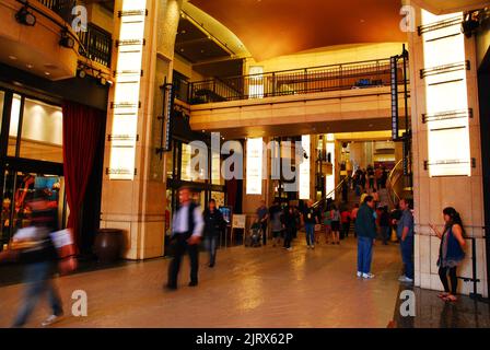 Die Namen der Gewinner des „Best Picture Oscar“ schmücken die Säulen in der Lobby des Dolby Theatre in Hollywood, wo die Preise verliehen werden Stockfoto