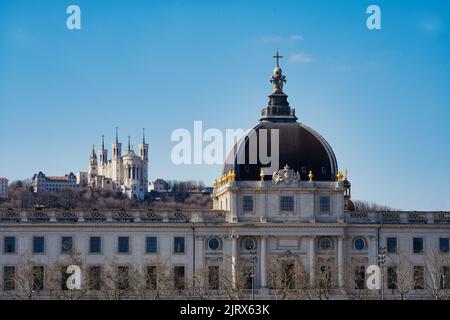 Blick auf das Grand Hotel Dieu vor der Basilika Notre Dame de Fourviere unter dem blauen Himmel Stockfoto