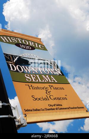 Ein Banner mit der Edmund Pettus Bridge und einem Slogan von Historic Places and Social Graces heißt Besucher in Selma Alabama willkommen Stockfoto