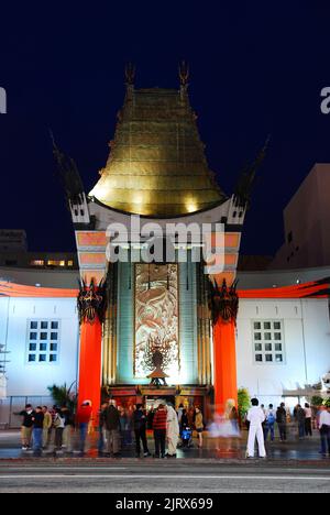 Touristen strömen abends ins Grauman Chinese Theatre, um die Hand- und Fußabdrücke ihrer Lieblingsfilmstars vor dem Kino zu sehen Stockfoto