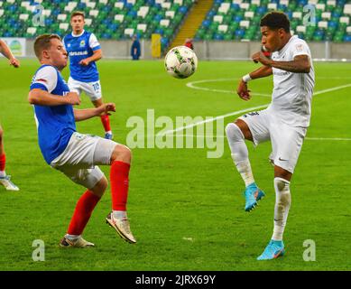 Kyle McClean & Emerson Santana – Linfield vs RFS, Europa Conference League Play-Off, Windsor Park Belfast, 25.. August 2022 Stockfoto