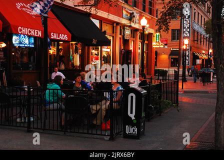 Eine Gruppe von Frauen genießt abends ein Abendessen im Freien in einem trendigen Restaurant und Café im West End von Dallas, Texas Stockfoto