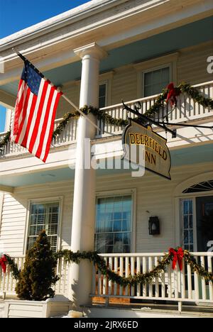 Holly und Bögen schmücken das Geländer der Veranda und Balkon des Deerfield Inn während der Weihnachtszeit Stockfoto