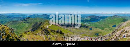 SNOWDON, WALES - 09. JULI 2022: Wanderer besteigen den Mount Snowdon, um den Gipfel zu erreichen. Snowdon ist der höchste Berg in Wales, mit einer Höhe von 1.085 Met Stockfoto