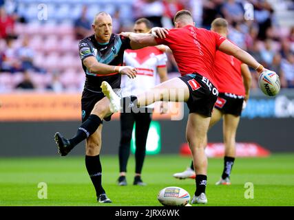 St Helens' James Roby (links) wärmt sich vor dem Betfred Super League-Spiel im DW Stadium, Wigan, auf. Bilddatum: Freitag, 26. August 2022. Stockfoto