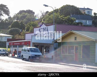 Kawhia Neuseeland - 8 2008. Juni; Morgensonne auf der anderen Straßenseite und vor dem Kawhia General Store an der abgelegenen North Island West Coast. Stockfoto