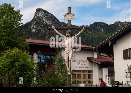 31.05.2016, Oberammergau, Bayern, Deutschland, Europa - Eine Holzfigur zeigt Jesus Christus, der in der bayerischen Kleinstadt am Kreuz genagelt ist. Stockfoto